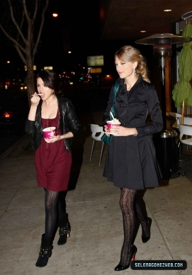 normal_012 - 10 27 2009 Selena Gomez and Taylor Swift go for frozen yogurt