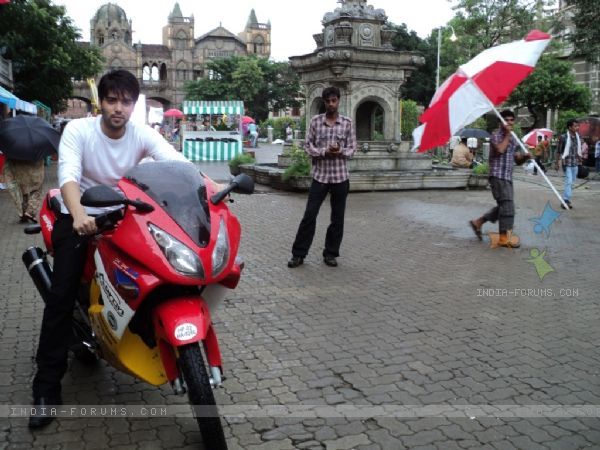 99305-kinshuk-shooting-for-tv-show-chand-chupa-badal-mein