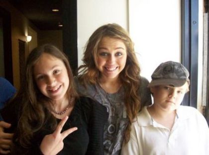 normal_5518353247_65b06fb3f3_z - Miley with Fans
