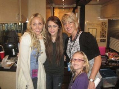 normal_5611609835_31251b33a6_z - Miley with Fans