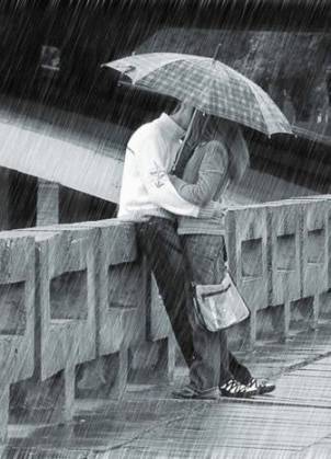 Kissing-in-the-rain-with-umbrella