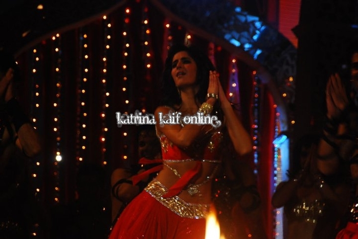 l4_Katrina_Kaif_recording_Apsara_Awards_Performance_2011_2812729