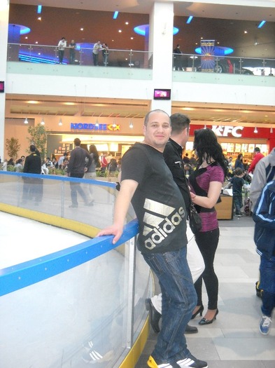 Bogdan - In Mall Cotroceni cu prietenii-with friends in Mall