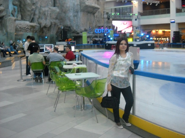 Andreea - In Mall Cotroceni cu prietenii-with friends in Mall