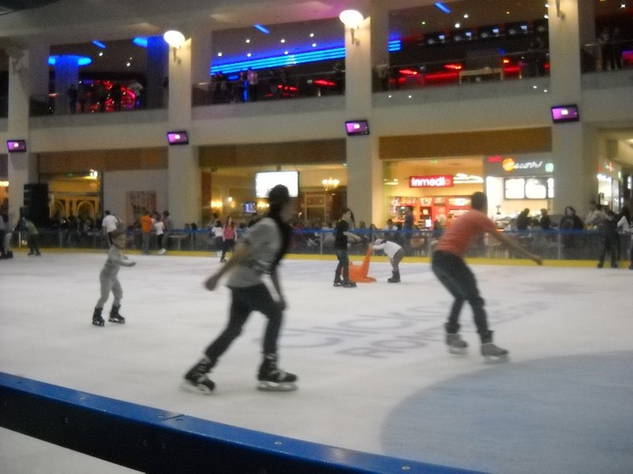 Andreea - In Mall Cotroceni cu prietenii-with friends in Mall