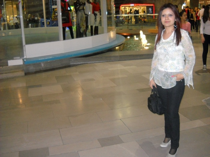 Andreea - In Mall Cotroceni cu prietenii-with friends in Mall