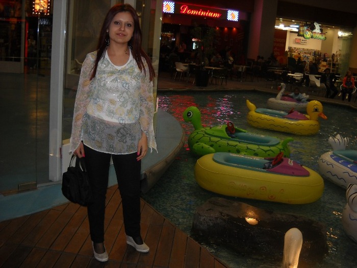 Andreea - In Mall Cotroceni cu prietenii-with friends in Mall