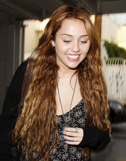 Miley-Leaving-American-Rag-in-Los-Angeles-17th-April-2011-miley-cyrus-21169337-783-1000 - Pentru Contesa cu Miley