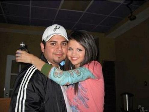 Selena-gomez-with-her-dad-selena-gomez-21178761-496-375 - selena gomez poze noi1