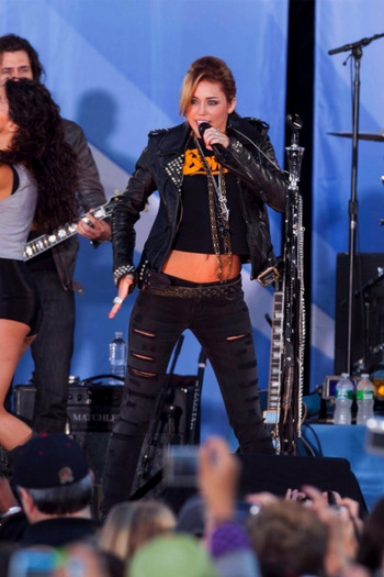 Miley-Cyrus_performing-miley-cyrus-21140639-555-832 - miley cyrus poze noi
