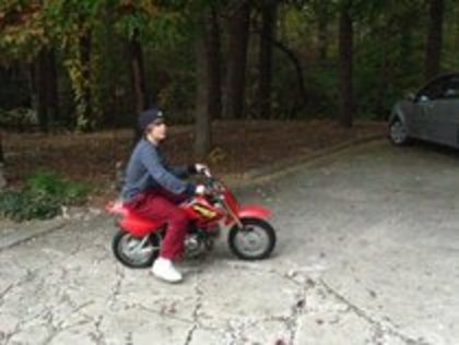 16472381_AEMUQOAQY - Justin-Bieber