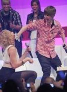 32726098_KVSTDHCUV - Justin-Bieber