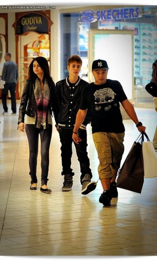 selenagomez-justinbieber-birthday-2011-03 - Justin Bieber and Selena Gomez 0