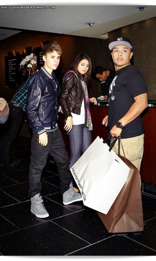 selenagomez-justinbieber-birthday-2011-04 - Justin Bieber and Selena Gomez 0