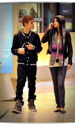 selenagomez-justinbieber-birthday-2011-05 - Justin Bieber and Selena Gomez 0