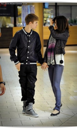 selenagomez-justinbieber-birthday-2011-a01 - Justin Bieber and Selena Gomez 0