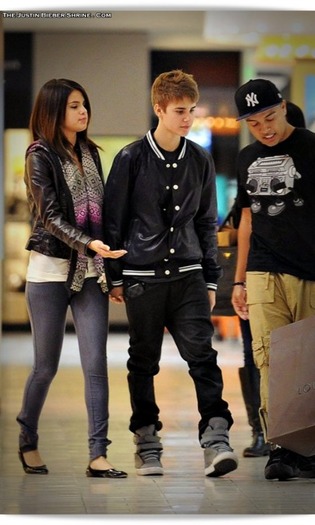 selenagomez-justinbieber-birthday-2011-10 - Justin Bieber and Selena Gomez 0