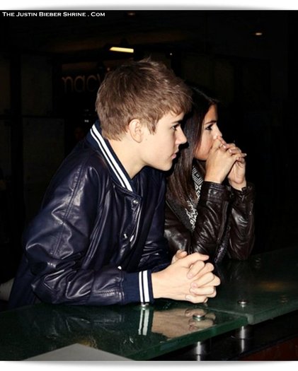 justinbieber-selenagomez-date-shermanoaksgalleria-2011