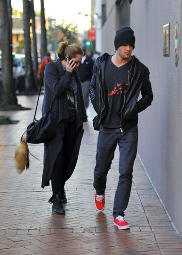 normal_005~36 - 13 01 - Head back to her hotel in New Orleans with Josh Bowman