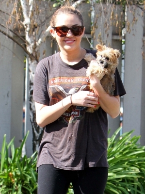 normal_celeb - 08 02 - At her home with her puppy