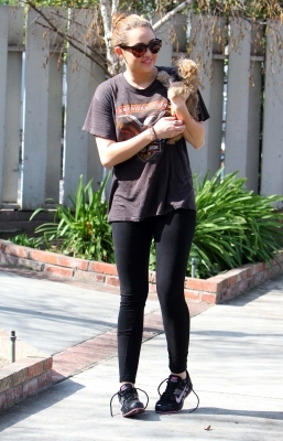 normal_celebrity - 08 02 - At her home with her puppy