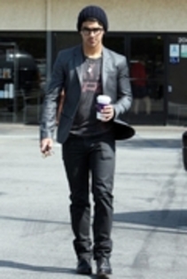 13628449_XNXRUFAHP - Joe at street of Hollywood