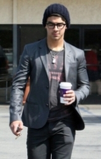 13628452_BPHRVAJBH - Joe at street of Hollywood