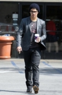 13628454_PTBEOURZK - Joe at street of Hollywood