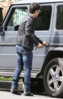 12804807_VRCBYNLNC - Joe arrives at his parents house in Toluca Lake