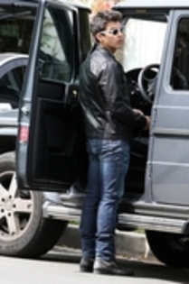 12804815_VHTSDDSJO - Joe arrives at his parents house in Toluca Lake