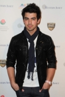 12893892_PHYHQDOQM - Joe arrives at the BCS Championship Party in CA