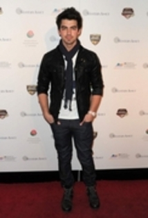 12893895_QCTSGWUXV - Joe arrives at the BCS Championship Party in CA