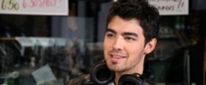 13711978_AQTZISAUU - Joe at On air with Ryan Seacrest