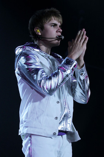 Justin+Bieber+Justin+Bieber+Live+Singapore+Q0OKFWHFMy-l - justin bieber 2011 2