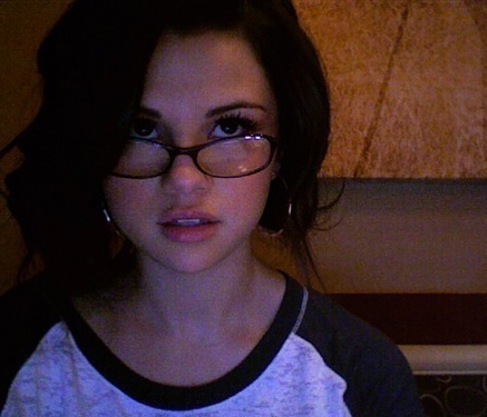 selena-gomez-twitter[1] - Selena Gomez cu ochelari - diverse