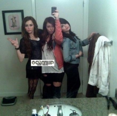 normal_demi-miley-bathroom