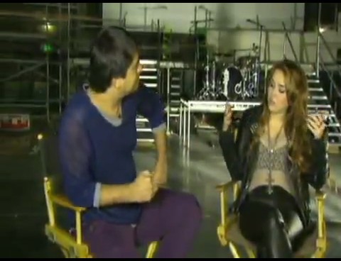 bscap0008 - Miley Cyrus No Brasil Interview