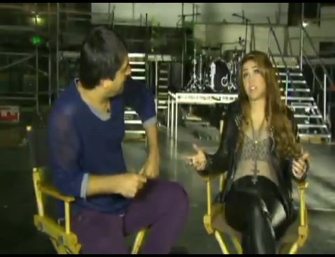 bscap0021 - Miley Cyrus No Brasil Interview