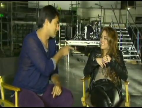 bscap0152 - Miley Cyrus No Brasil Interview