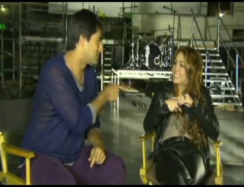 bscap0153 - Miley Cyrus No Brasil Interview