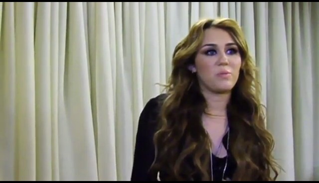 bscap0087 - Miley Backstage On Oprah