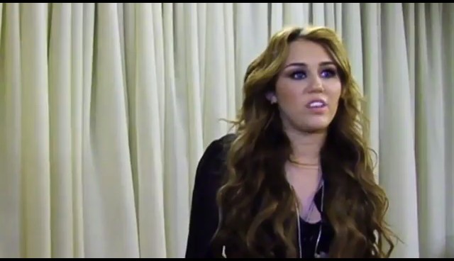 bscap0088 - Miley Backstage On Oprah