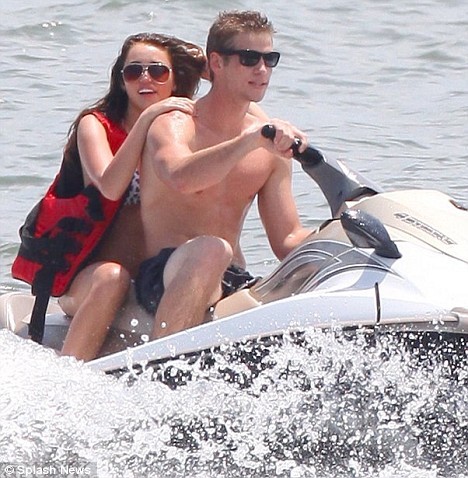 Miley Cyrus and Liam Hemsworth jet ski - poze din the last song cu miley cyrus