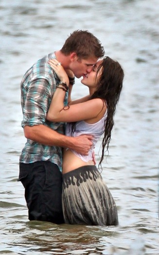 miley-cyrus-kissing-co-star-the-last-song-set-picture - poze din the last song cu miley cyrus