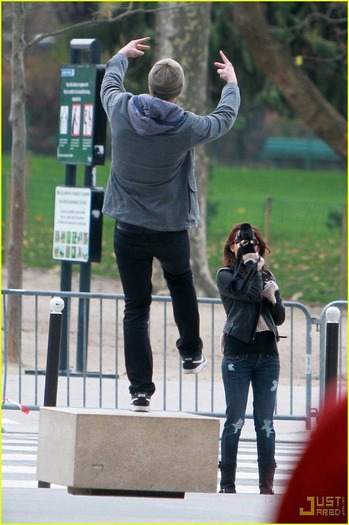 miley-cyrus-liam-hemsworth-holding-hands-02 - poze din the last song cu miley cyrus