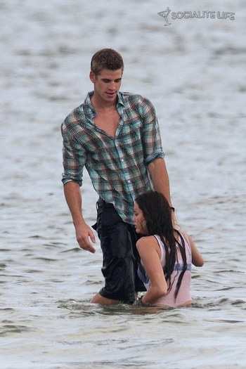 miley-cyrus-liam-hemsworth-i-know-what-your-thinking - poze din the last song cu miley cyrus