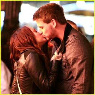 miley-cyrus-liam-hemsworth-kiss-paris - poze din the last song cu miley cyrus