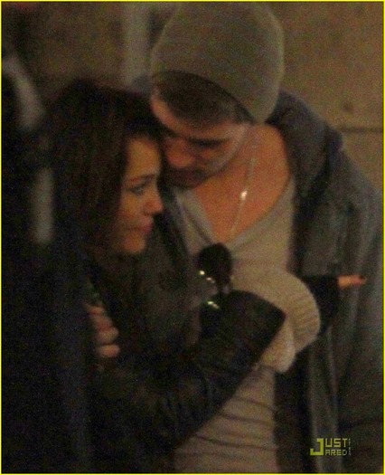 miley-cyrus-liam-hemsworth-kiss-paris-01