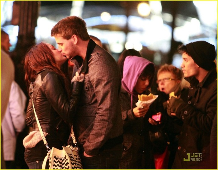 miley-cyrus-liam-hemsworth-kiss-paris-02