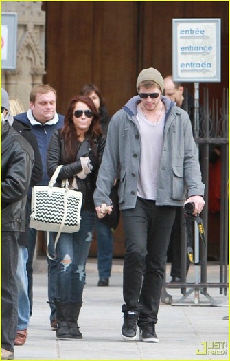 miley-cyrus-liam-hemsworth-holding-hands-01